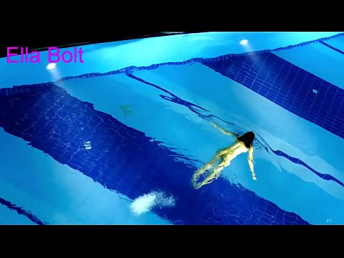 ❤️ No puedo dejar de mirar, joven rubia pillada nadando desnuda en la piscina del complejo ELLA BOLT Video de porno en es.doujin-sexy.ru ❌️